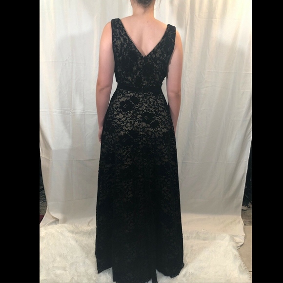 NEW Tadashi Shoji Velvet Floral Black V-Neck Gown - Picture 2 of 8